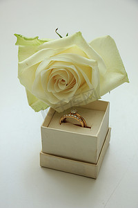 盒子里的订婚戒指