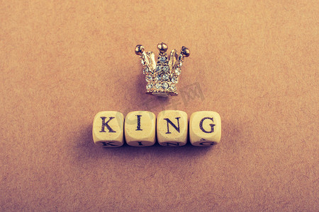 公主加冕摄影照片_国王字样旁边的微型皇冠模型