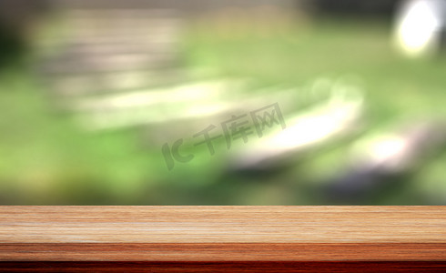 散景绿色背景上的木桌面