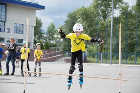 轮滑人影摄影照片_儿童轮滑运动比赛。