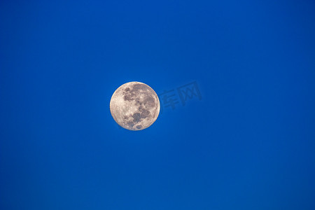 圆月光摄影照片_纳米比亚沙漠中看到的满月。