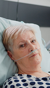 医院病床上放置氧气管的老年患者肖像