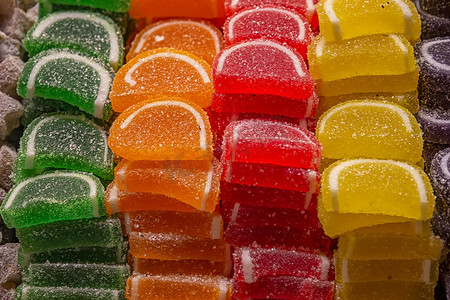 许多五颜六色的糖果加糖和风味水果。