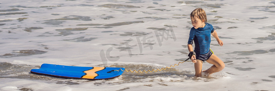 快乐的小男孩在度假时在海滩上玩得开心，带着 Boogie board BANNER，LONG FORMAT
