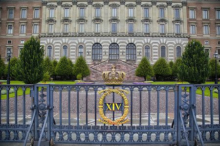 瑞典斯德哥尔摩王宫的栅栏有皇冠的