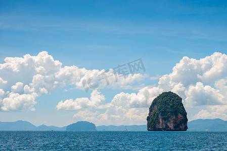 泰国四面环水的海中绿山
