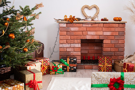 链子摄影照片_用金色的小玩意和链子装饰的圣诞树。