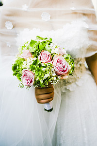 白色和粉色花朵的新娘捧花