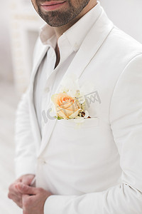 优雅的年轻英俊男子留着白色经典西装的胡子。
