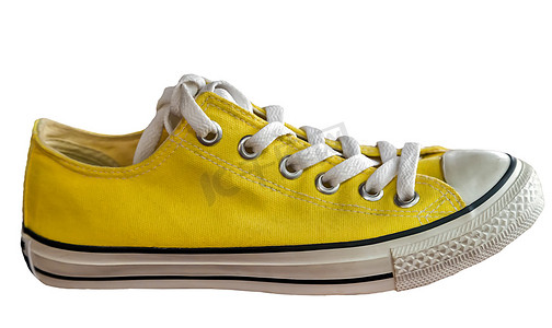 黄色运动鞋时尚复古隔离在白色背景。