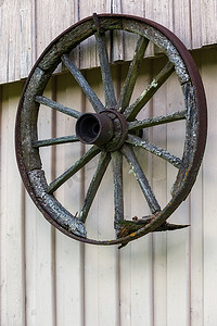 老式木制马车车轮，木背景。