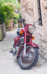 五颜六色的摩托车停在一条狭窄的中世纪街道上