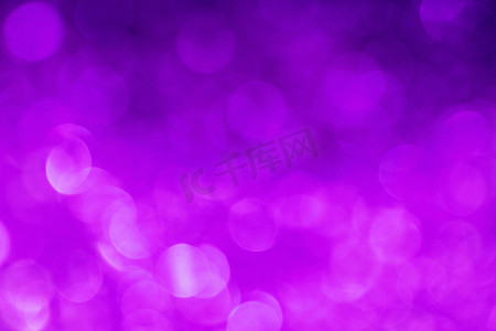 生动的紫色和粉色散景灯抽象背景