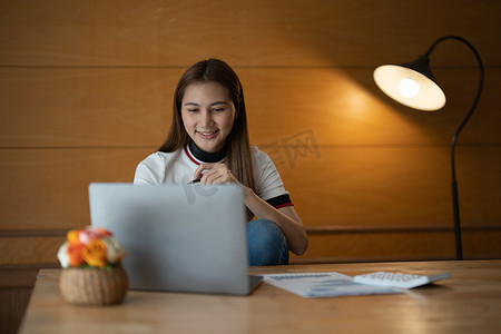 女商人会计师分析师文件看着笔记本电脑屏幕做在线贸易市场技术研究思考工作坐在家里办公桌