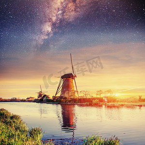 鹿特丹运河上荷兰风车的星空