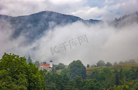 美丽的山景，独栋建筑，山上雾霭缭绕