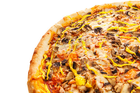 美味经典意大利披萨的一部分，配有辣鸡肉、蘑菇和奶酪。