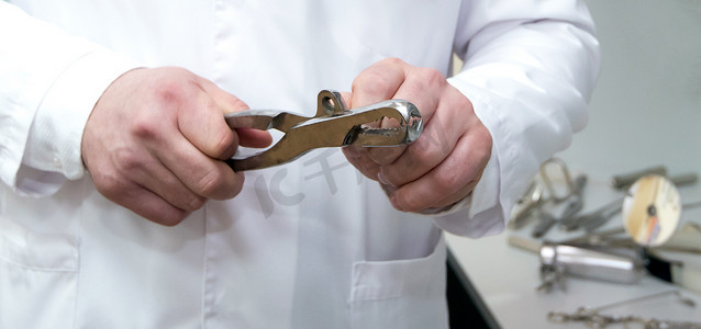 外科医生工具-手术刀、钳子、夹子、手术剪刀-隔离在白色背景
