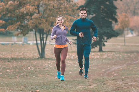 夫妇在美丽的秋天风景中跑步以更好地健身