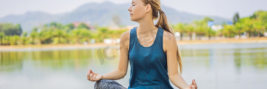 瑜伽banner摄影照片_在热带公园做瑜伽的女人 BANNER, LONG FORMAT