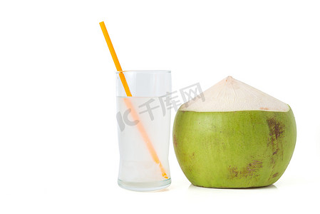 水果汁摄影照片_新鲜椰子水与椰子