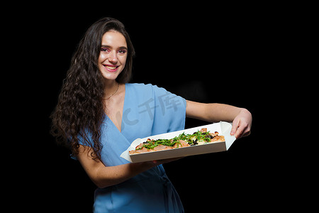 女快递员与黑色背景的 pinsa romana 意大利美食。