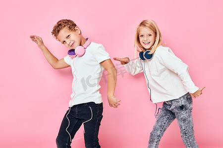 有趣的孩子们戴着耳机跳舞娱乐生活方式的童年
