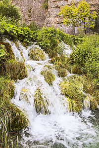 十六湖国家公园的瀑布般的水流