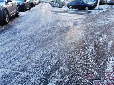 下雪路摄影照片_用冰盖的柏油路，滑路冬天