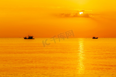 与大黄色太阳的日落在海面下