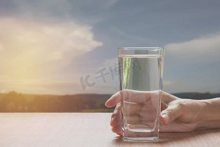 手拿着一杯纯净水。