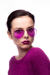 穿着紫色毛衣的女性，嘴唇上涂着紫色唇膏的紫色眼镜