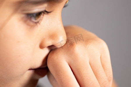 儿童触摸她的鼻子的极端特写-概念显示防止和避免触摸你的鼻子。