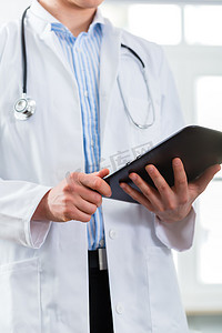 临床医生摄影照片_临床医生在平板电脑上阅读数字文件