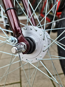 有选择地聚焦在带金属辐条的自行车车轮上。