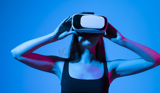 现代 VR 眼镜中令人惊讶的女性在拥有虚拟现实体验的同时与网络互动。