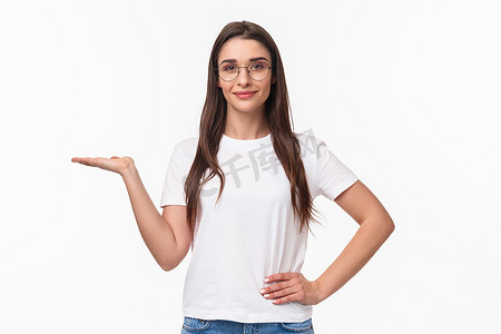 戴眼镜的漂亮白人女性的腰部肖像，迷人的女孩手握某人，举起手臂，上面有产品，微笑的相机，广告，白色背景