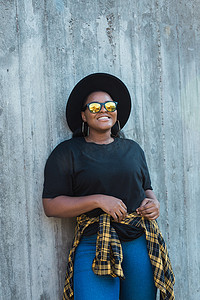特写肖像时尚的年轻非洲裔美国女孩，头发卷曲，戴着时髦的太阳镜，在城市里有复制空间和广告场所-夏季嬉皮士照片与 instagram 风格