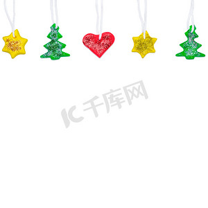 绿色加黄色摄影照片_带 DIY 圣诞树、星星和心形的花环，由红色、黄色和绿色橡皮泥制成。