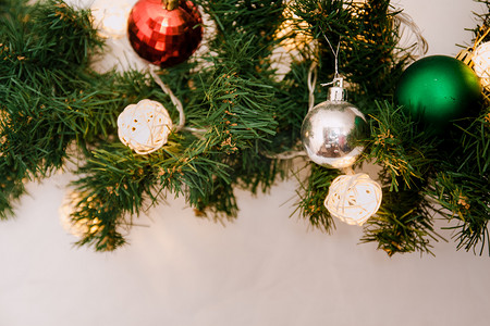 玻璃球和圣诞树上的装饰品。