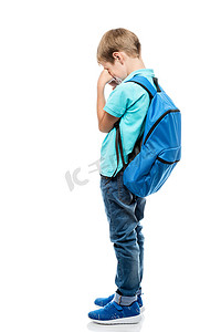 背着背包在白色背景中哭泣的男学生心烦意乱，孤立无援