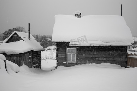 冬天在雪地里的木房子。