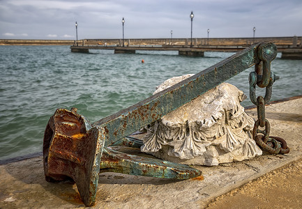 船锚配件摄影照片_一个巨大的生锈旧锚，像港口装饰