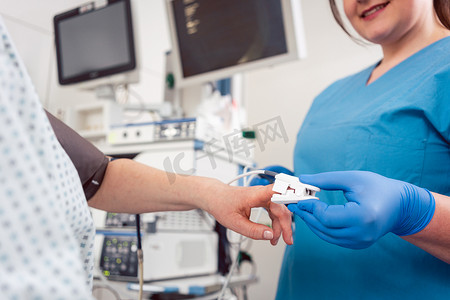 护士为病人手术准备血压传感器