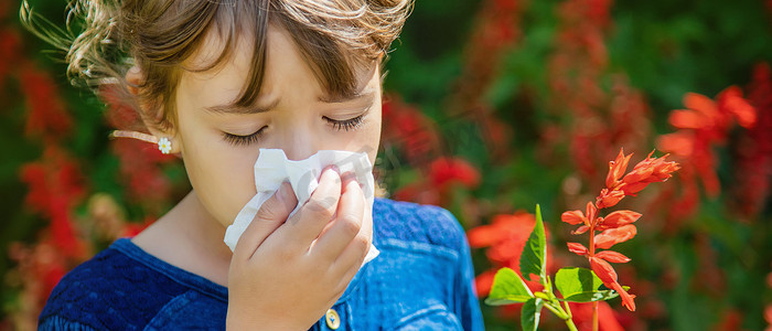 孩子流鼻涕摄影照片_儿童季节性过敏。