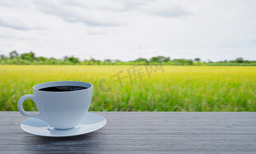 桌上的白咖啡杯和碟子中的黑咖啡