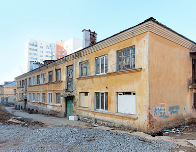 俄罗斯破旧的旧住宅楼。