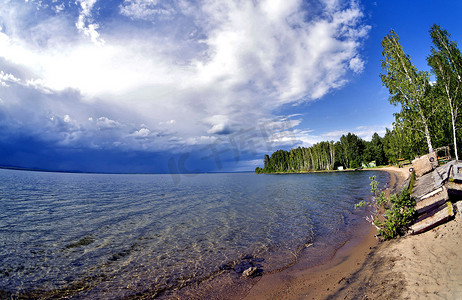蓝色天空摄影照片_暴风雨前湖上的深蓝色天空，鱼眼