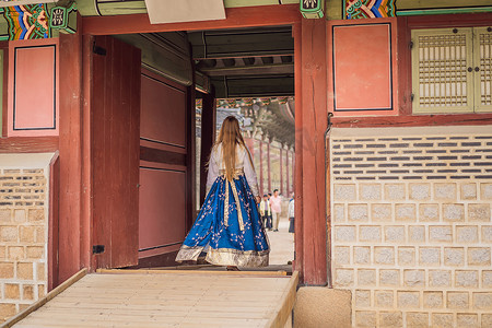 在韩国宫殿穿着韩服的年轻白人女游客。