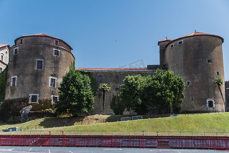拜孔摄影照片_Château-Neuf 位于法国巴约讷市中心